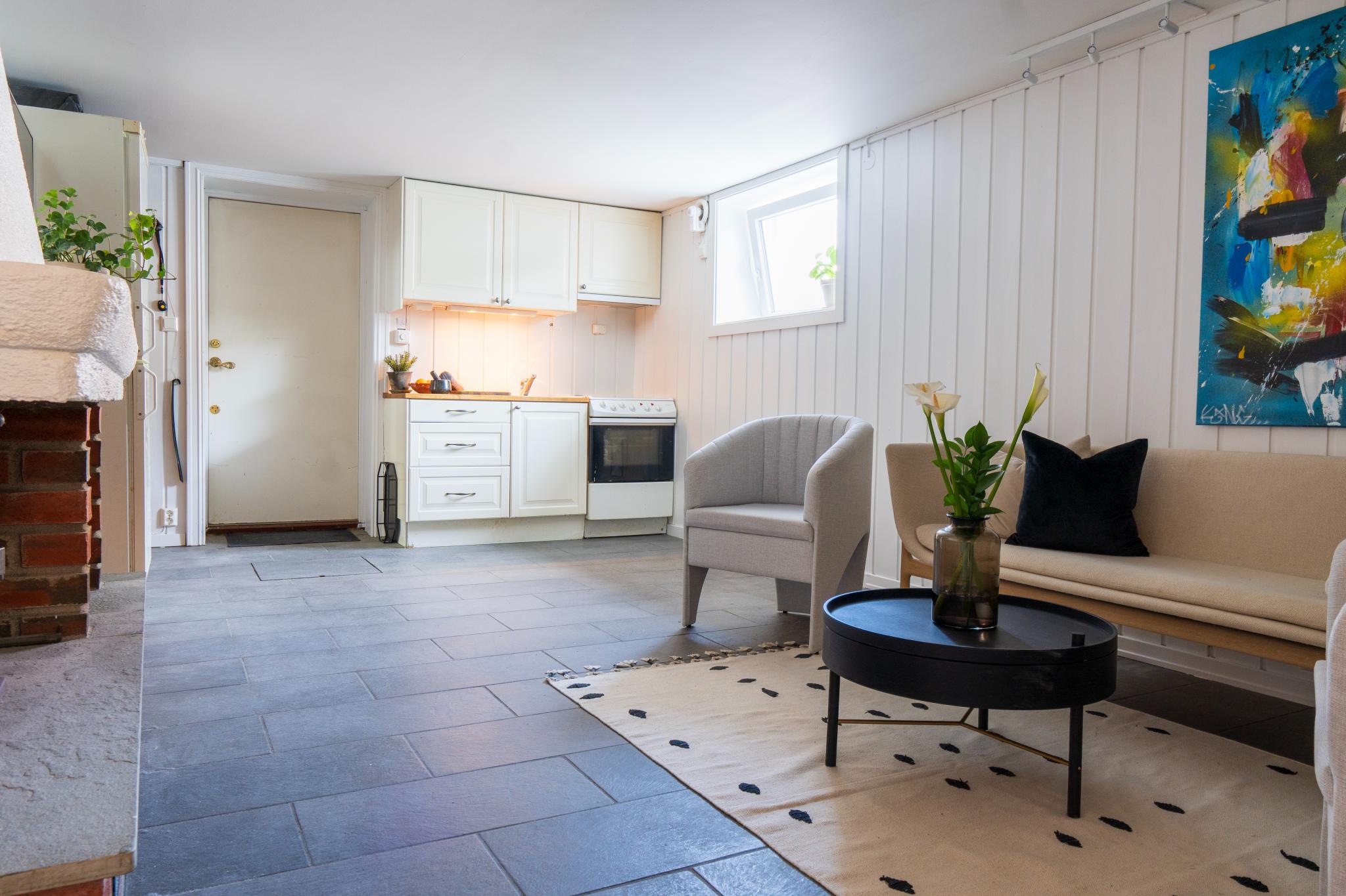 Åpen stue kjøkken løsning. Veggene er nymalte våre 2025. Det er varmekabler i gulvet